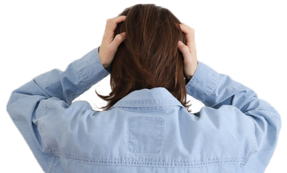 悩みで頭を抱える女性の後ろ姿