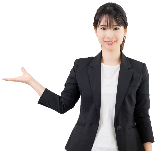 右手をあげて案内をしている女性