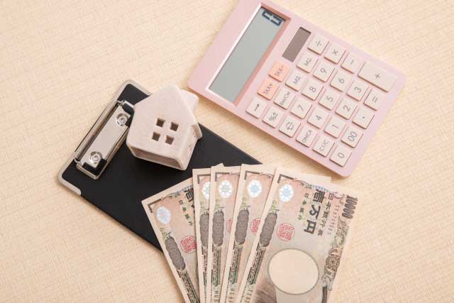 一万円札と計算機の写真