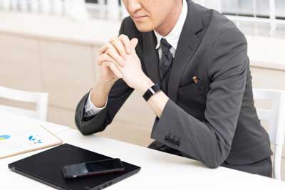 債権者と交渉をする様子